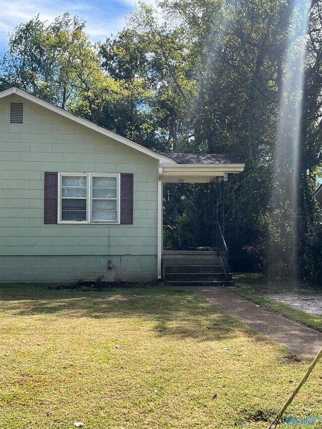 Foto del edificio - 1322 Oshaughnessy Ave NE