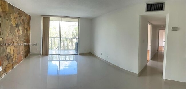 Foto del edificio - 8405 NW 8th St