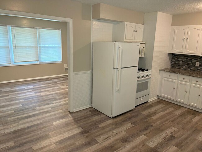 Building Photo - Large 3 bedroom house available
