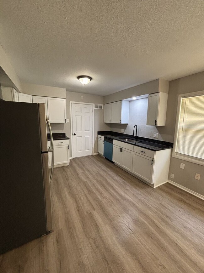 Foto del edificio - AVAILABLE NOW! 5 Bedrooms, 2 Bathrooms in ...