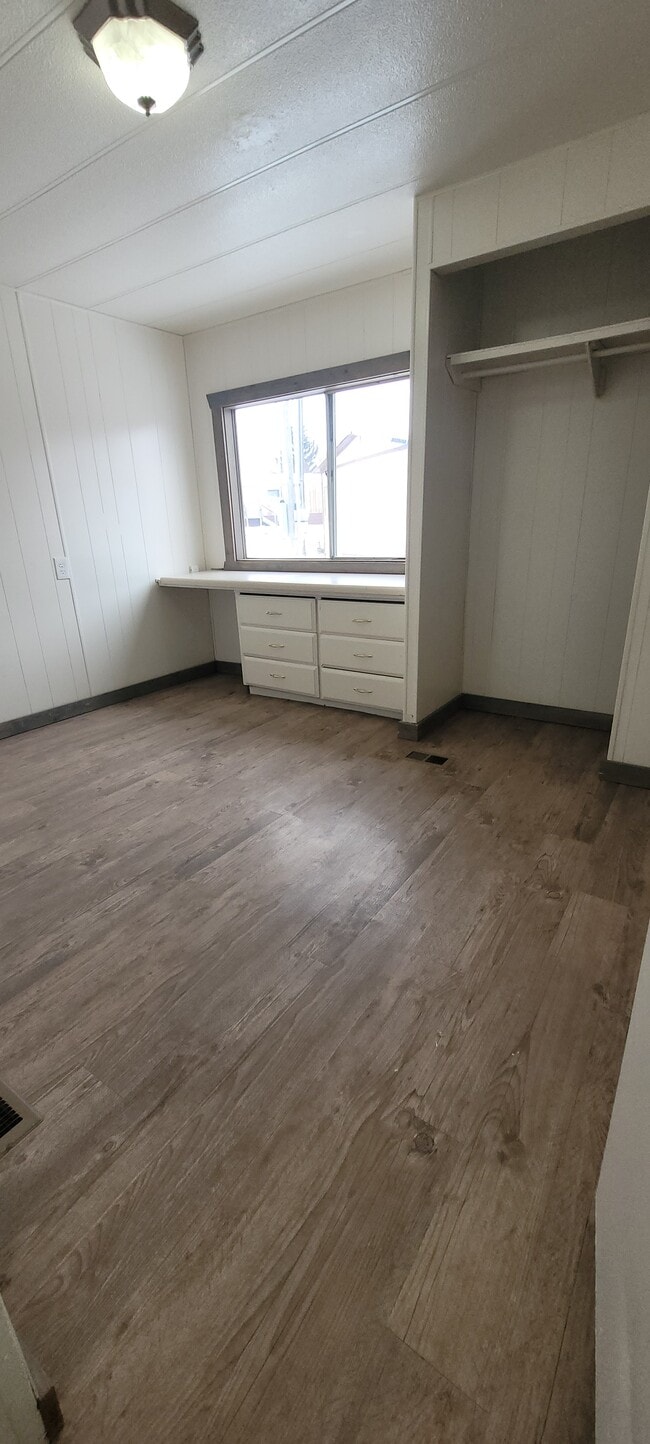 Building Photo - Mountain View Estates