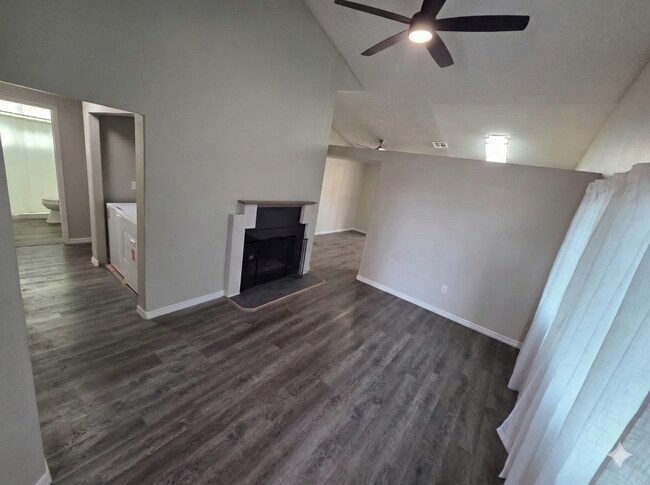 Building Photo - 3-bedroom, 2-bathroom home located in the vibrant city of Las Vegas, NV.
