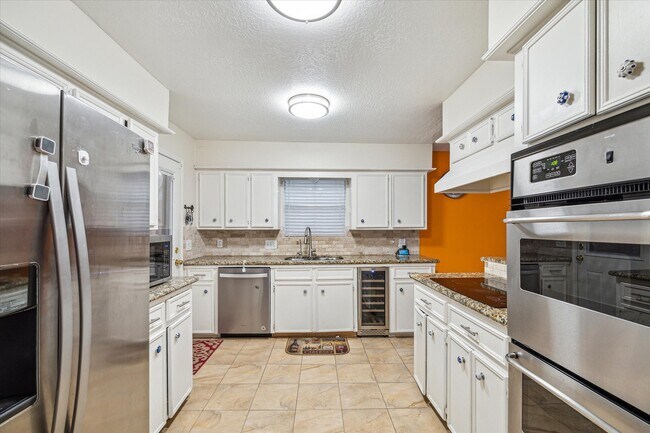 Building Photo - 910 Coachlight Dr