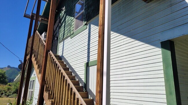 Building Photo - 368 E Dean Ave