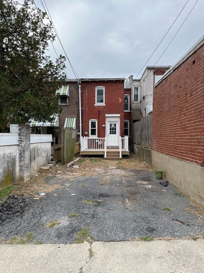 Building Photo - This fully remodeled 3-bedroom home is rea...
