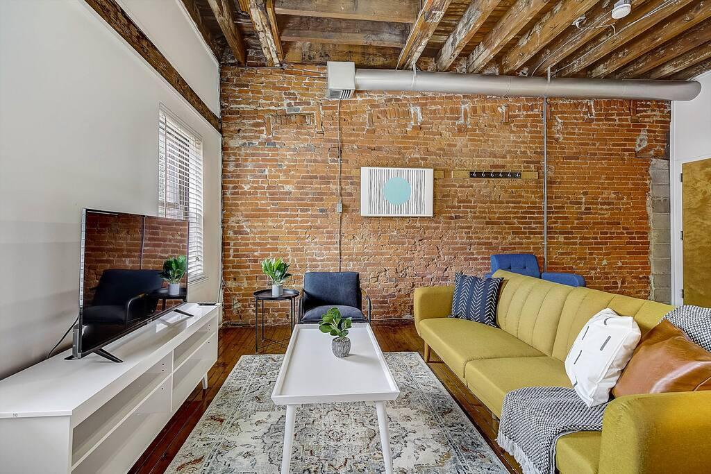Building Photo - Charming Studio Loft Sanctuary at Mariner'...