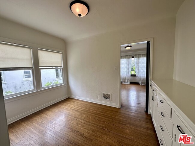 Building Photo - 609 19th St