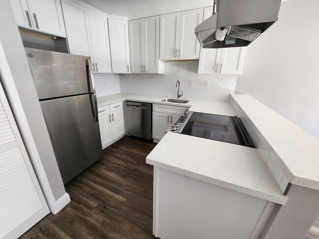 Building Photo - Updated Condo