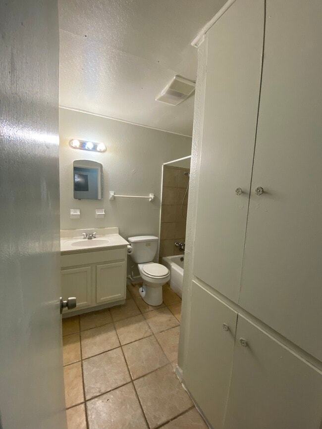 Baño con ducha y bañera y mucho espacio de almacenamiento. - 166 Carousel