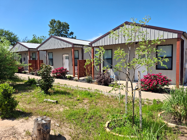 Foto del edificio - 19088 CR 4116