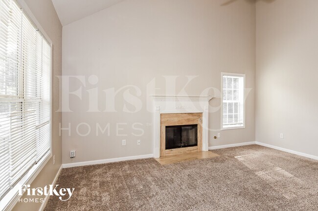 Foto del edificio - 135 Lexington Ct