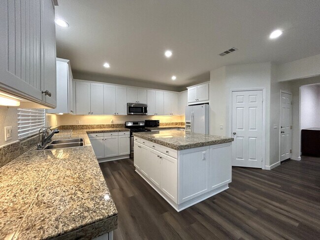 Foto del edificio - AVAILABLE NOW!! Fully Furnished 5 Bedroom 2.5 Bathroom Two Story Home in Beaumont!!