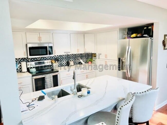 Foto del edificio - Stunning 3 bed / 2.5 bath / 1,227 sqft Hou...