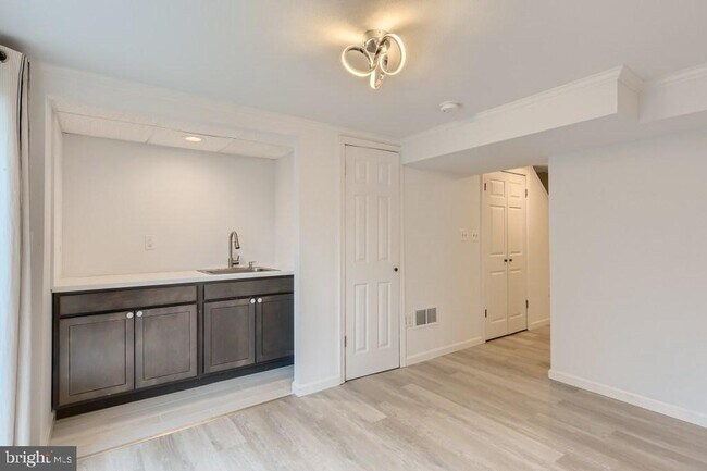 Sótano con lavabo: ¡es mucho más grande al otro lado de la pared! - 9 Robinway Ct