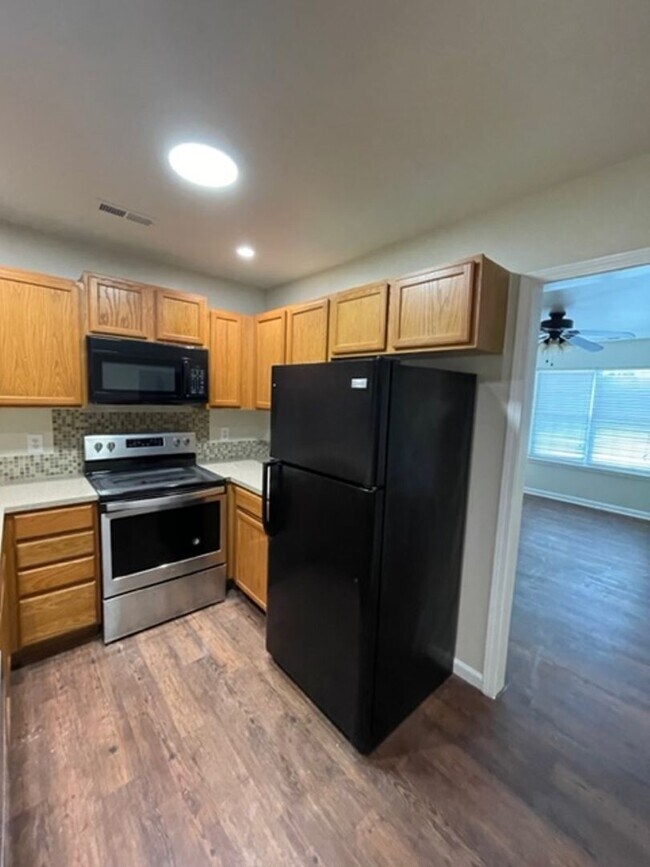 Foto del edificio - Must see this 4 bedroom 2.5 bath townhouse...