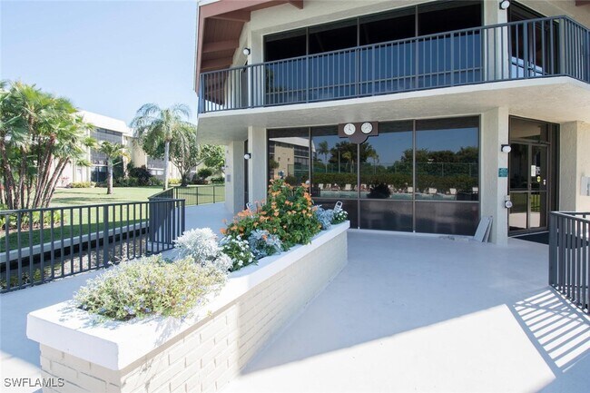 Foto del edificio - 788 Park Shore Dr