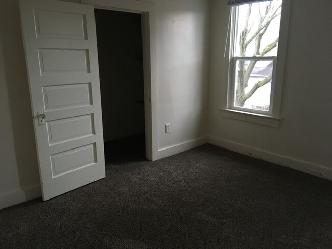 Building Photo - 3 BR House / Section 8 Voucher Accepted