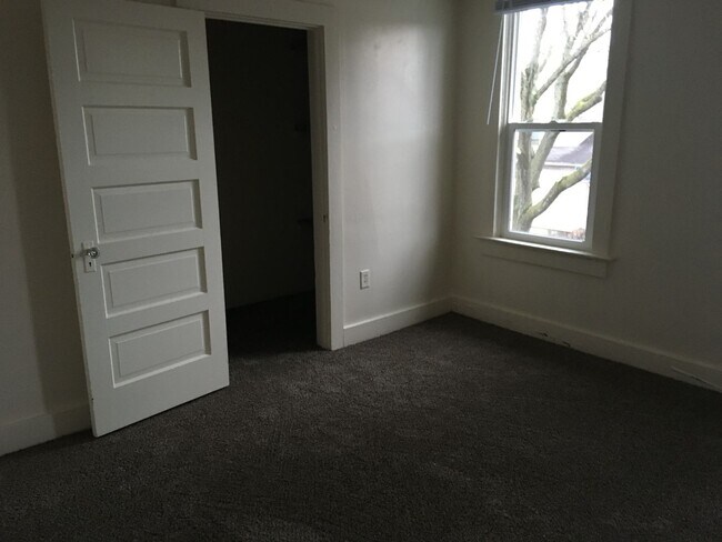 Building Photo - Spacious 3 BR House
