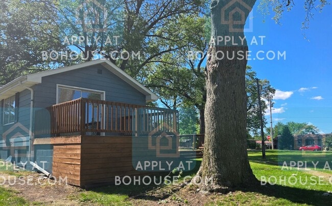 Building Photo - AVAILABLE SOON! LAKEFRONT 2 BED 1.5 BATH H...