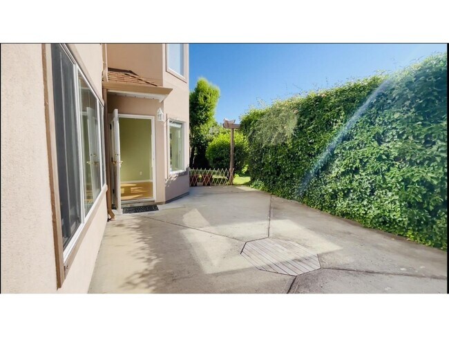 Building Photo - 15422-1578A 78a Ave