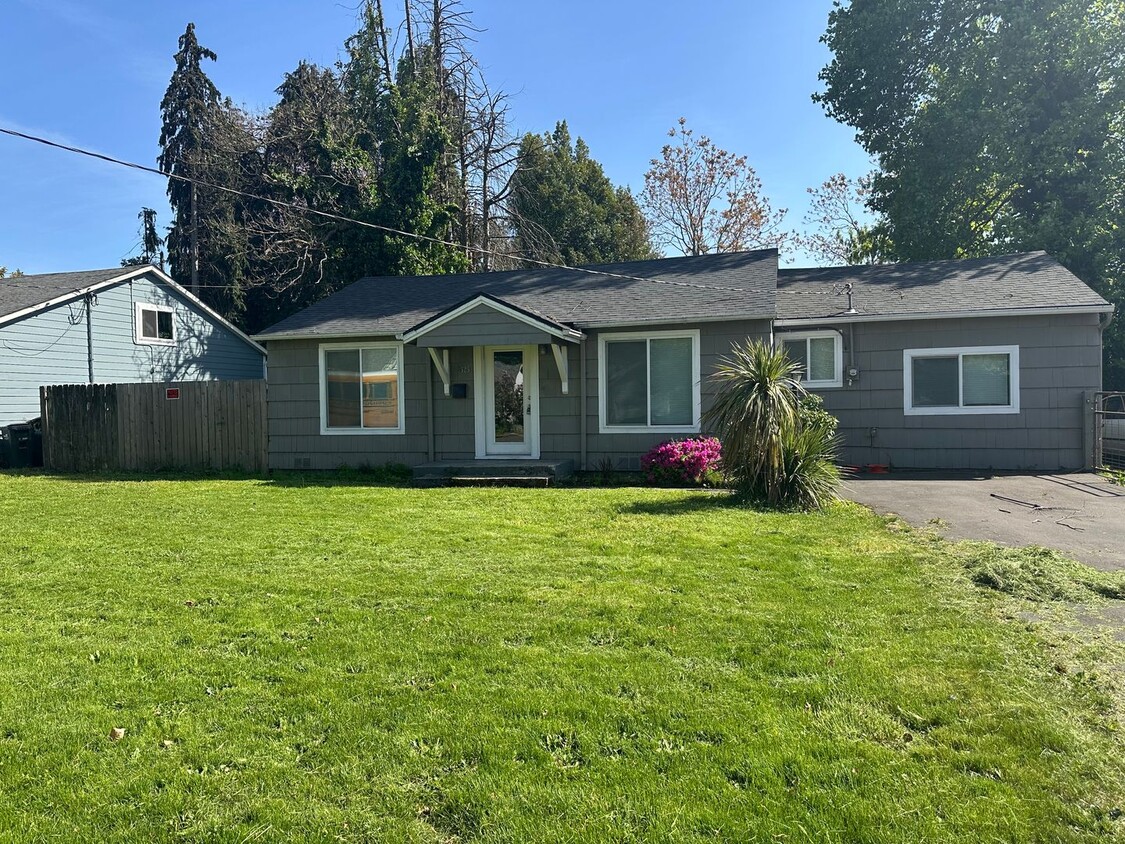 Primary Photo - 3 bedroom 1 bathroom house in Springfield!