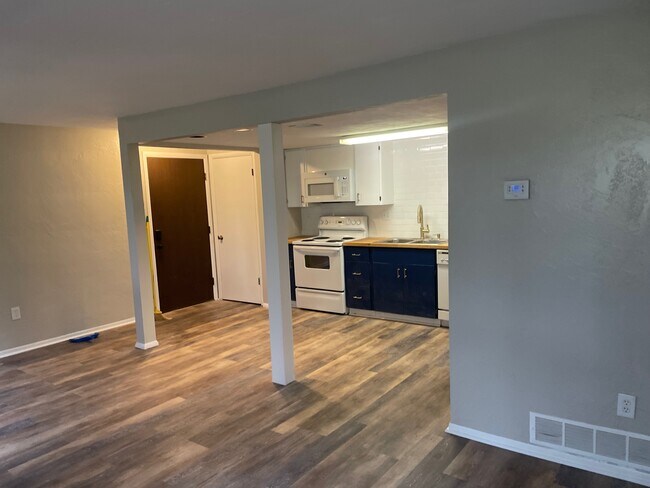 Building Photo - 102 Greenwood Dr