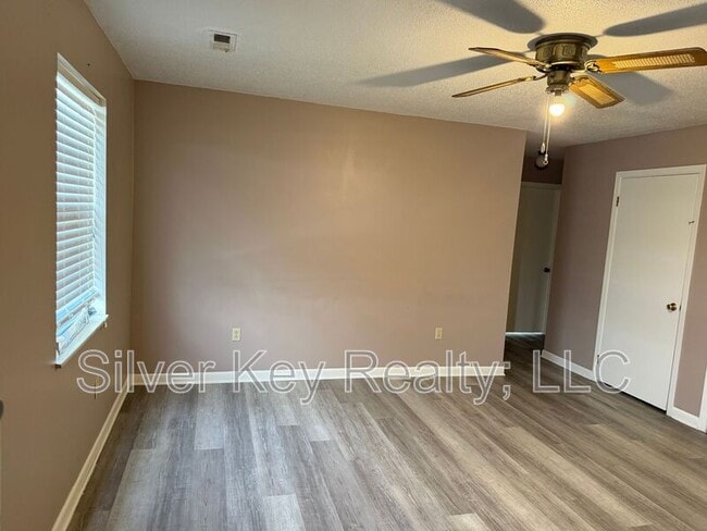 Foto del edificio - 823 Englewood Rd