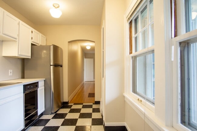 Building Photo - Adorable 1 Bedroom Flat by Laurelhurst Park + SE Belmont!