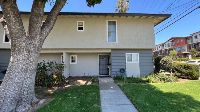 Building Photo - Lovely 3 Bed 2.5 Bath Townhome with 2 Car ...