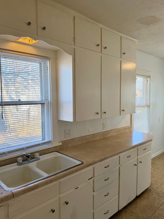 Photo - Spacious 3 bed/1.5 Bedroom House Close to Blackstone and Major Universities