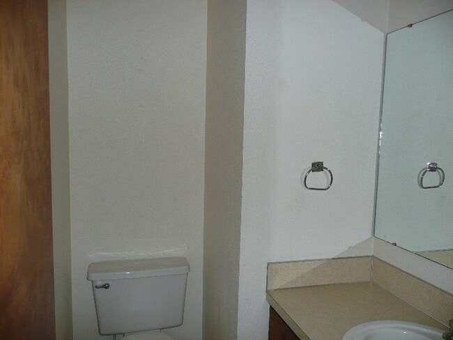 Foto del edificio - 2 Bedroom 1 1/2 Bath Townhouse Near Bethel...