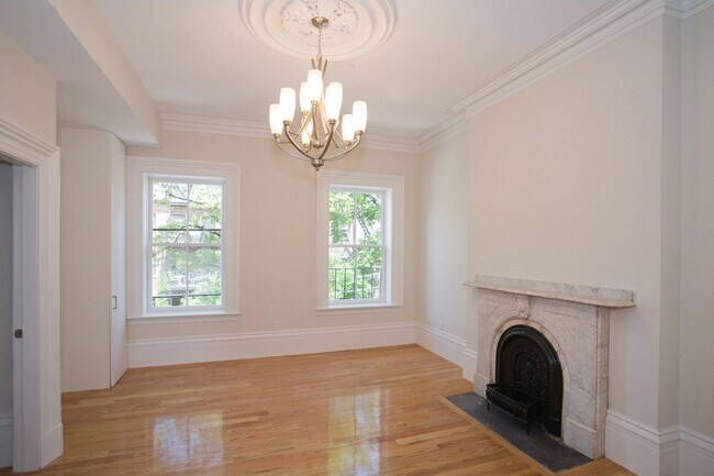 Building Photo - Beautifully updated, pet friendly 3 bed unit in the South End!
