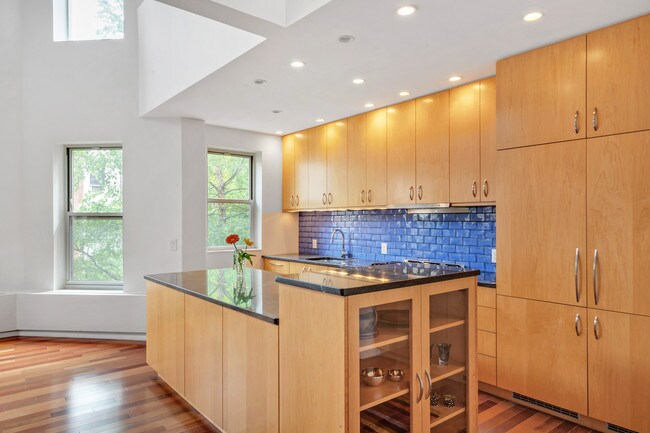 Building Photo - 311 W 91st St