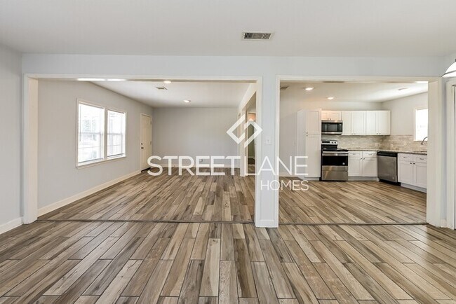 Building Photo - REDUCED!
