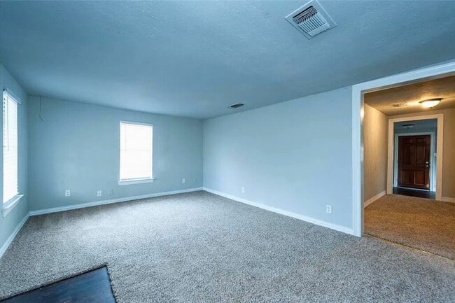 Building Photo - 502 Oak St