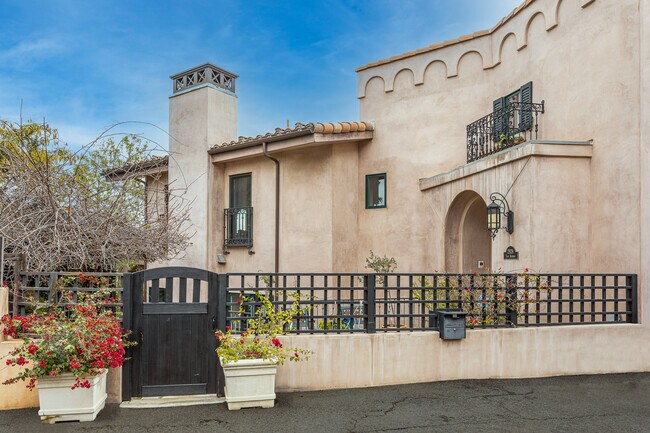 Building Photo - 2928 Las Alturas St