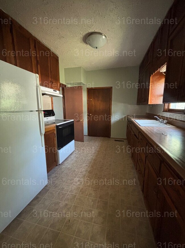 Foto del edificio - Two bed one bath fenced in yard house available now