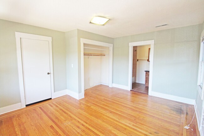 Building Photo - Wonderful 3 Bd/2Ba Family Home in Glenview...