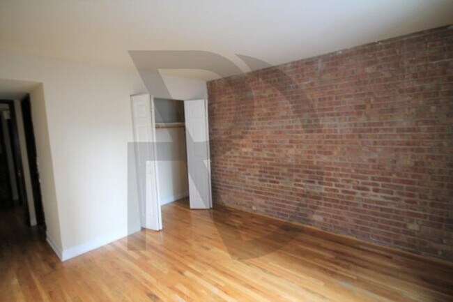 Building Photo - 2 bedroom in CHICAGO IL 60610