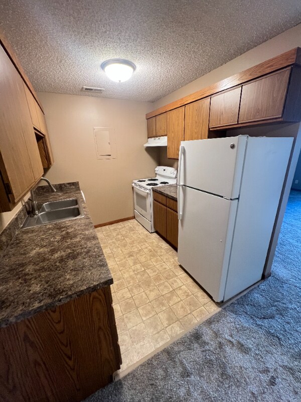 Foto del edificio - 5010 Emerald Dr