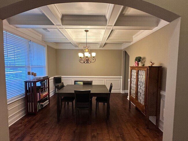 Foto del edificio - Welcome to this spacious 6 bedroom, 4 bath...