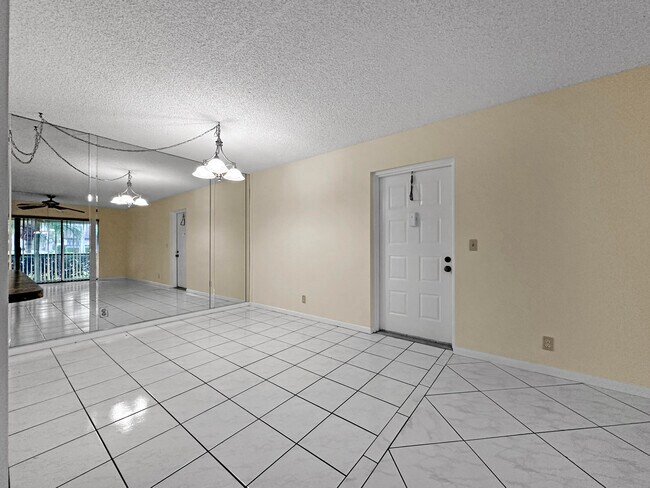 Building Photo - 708 Sunny Pine Way
