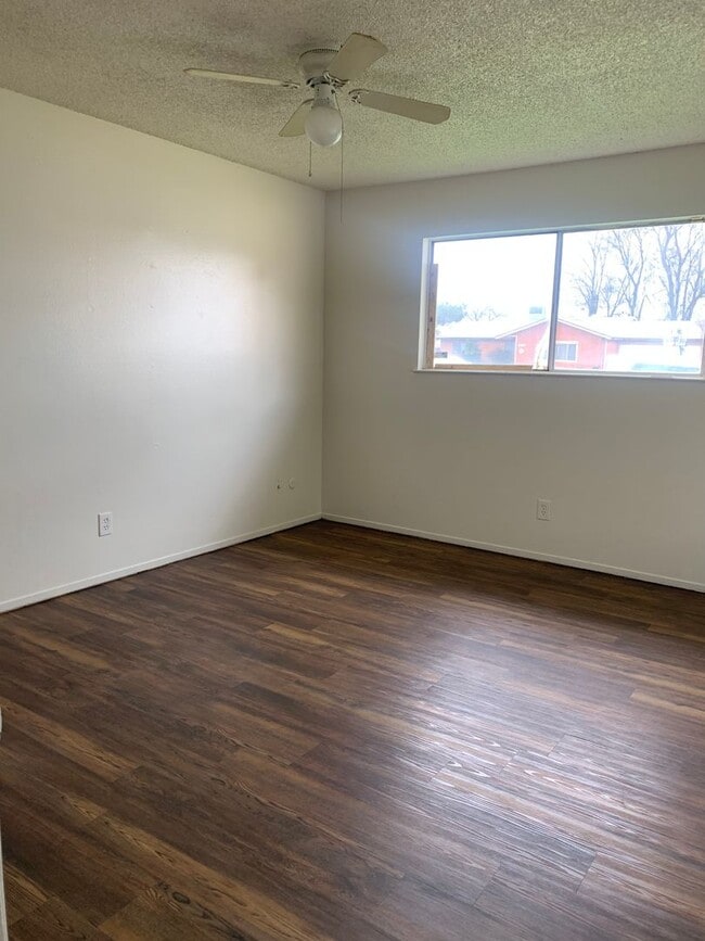 Building Photo - 3 bed 2 bath