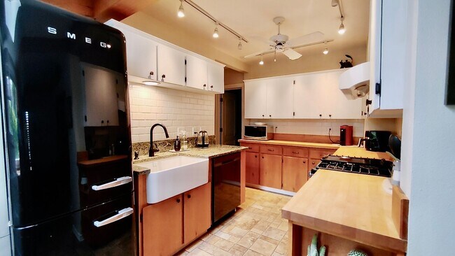 Foto del edificio - Charming Vintage 1930's Cottage Located on...