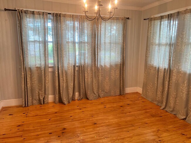 Building Photo - Three Bedroom Two Bath House for Rent in F...