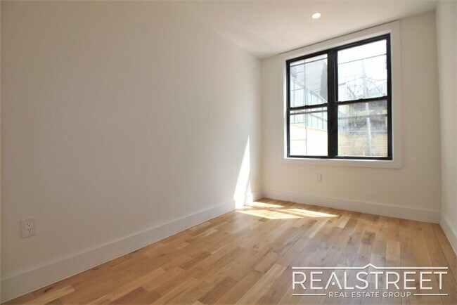 Foto del edificio - Spacious 3-Bedroom Duplex with Private Outdoor Space in Prime Bed-Stuy