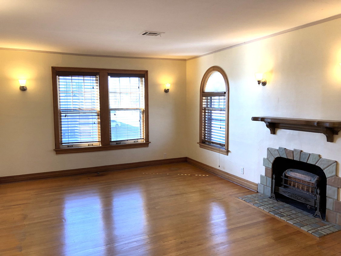 Large Living room - 2500 N Robinson Ave