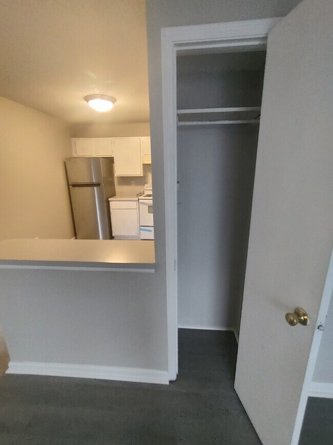 Building Photo - The Oaks