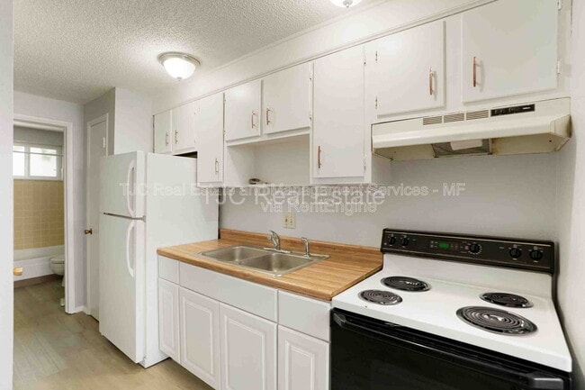 Building Photo - 1138 Corona St