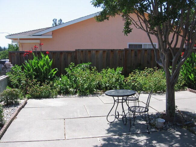 Foto del edificio - 3 bedroom home with Attached garage